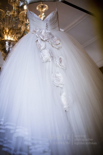White Fashion Wedding Photographer Wedding in Italy 0017