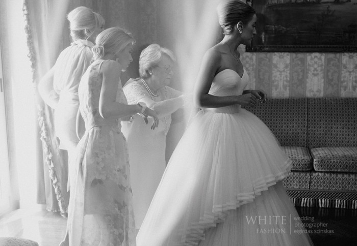 White Fashion Wedding Photographer Wedding in Italy 0034