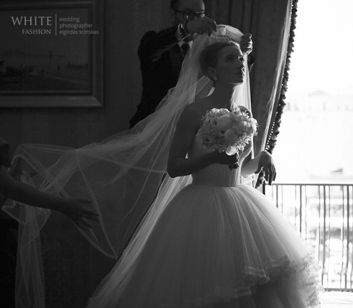White Fashion Wedding Photographer Wedding in Italy 0040