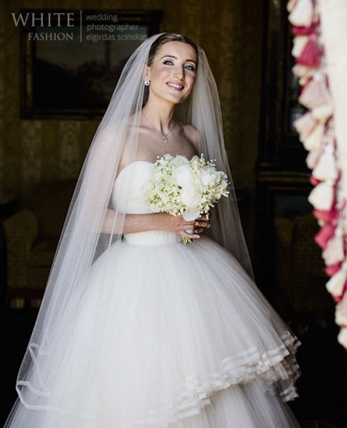 White Fashion Wedding Photographer Wedding in Italy 0042